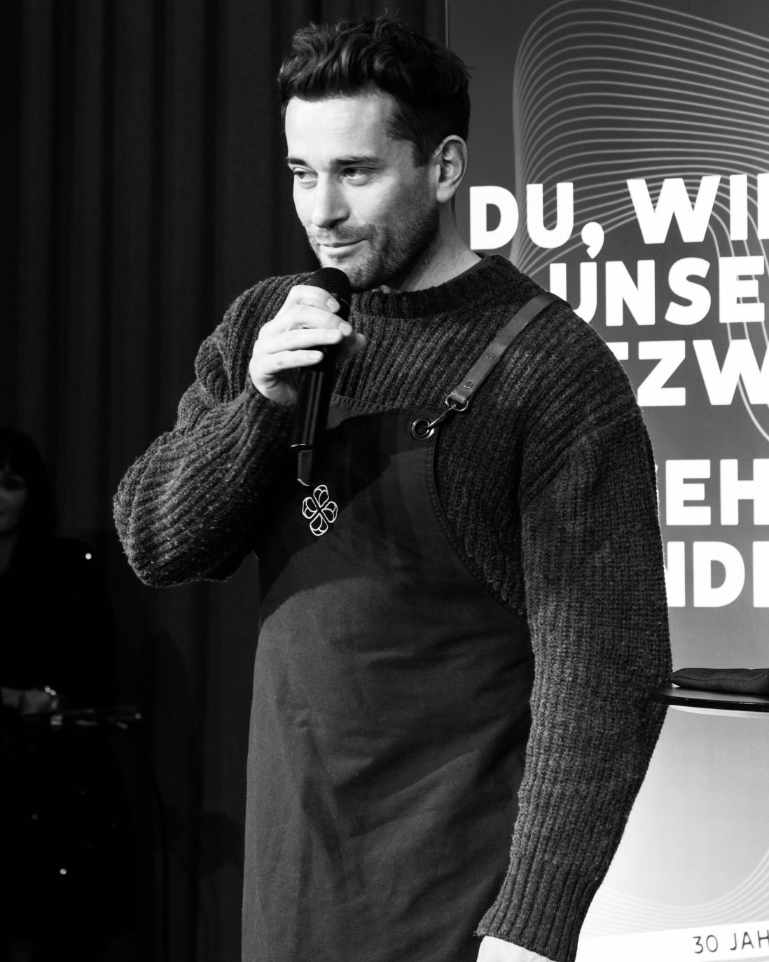 Robin Seiwert bei einem Vortrag mit Mikrofon